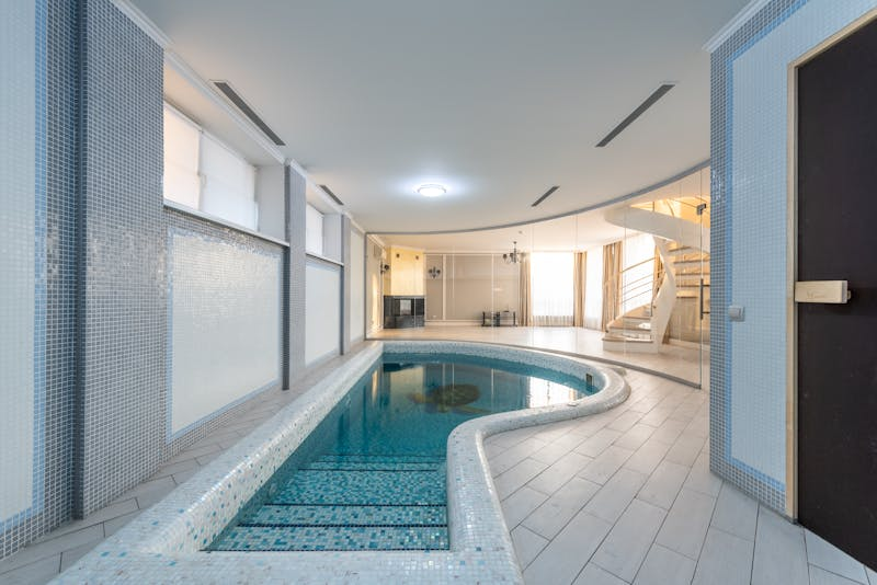 piscina interior junto a escalera